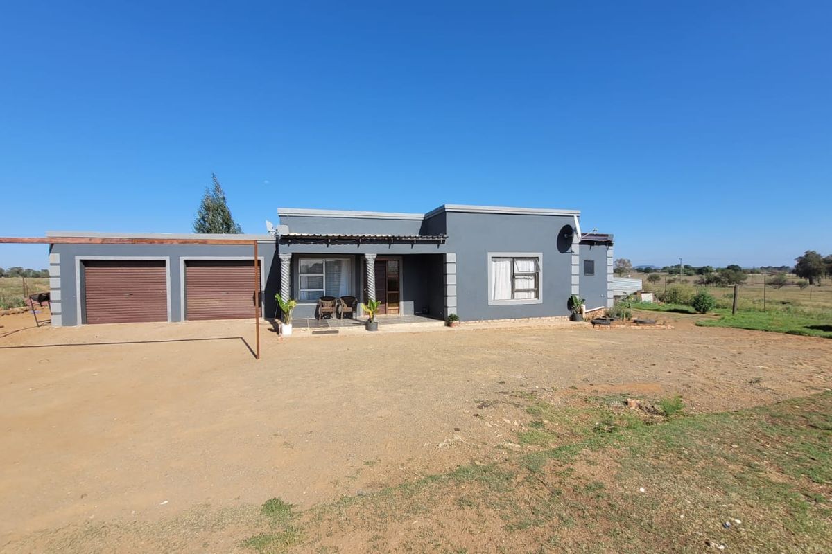 THREE HOUSES. ON BANKS OF RENOSTER RIVER. EXCEPTIONAL  MULTI-PURPOSE SMALL HOLDING. - Photo 3