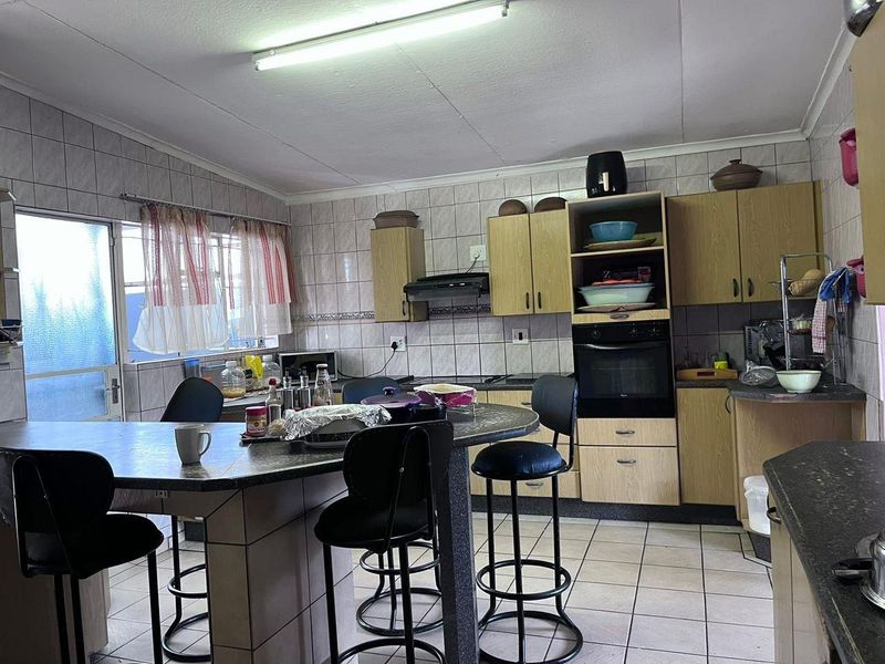 NEAT & COZY 3 BEDROOM HOUSE FOR SALE IN KHOMASDAL, CLOSE PROXIMITY TO BEUKES SPAR!! - Photo 3