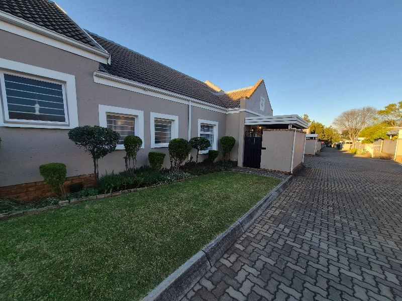 Spacious 3-Bedroom Simplex in Lifestyle Complex - Photo 2