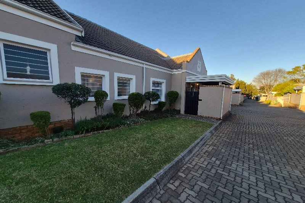 Spacious 3-Bedroom Simplex in Retirement Lifestyle Complex. - Photo 2