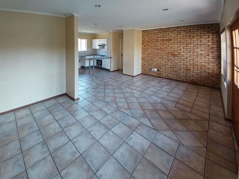 Charming 3-Bedroom Townhouse in Glen Erasmia – Move-In Ready! - Photo 4