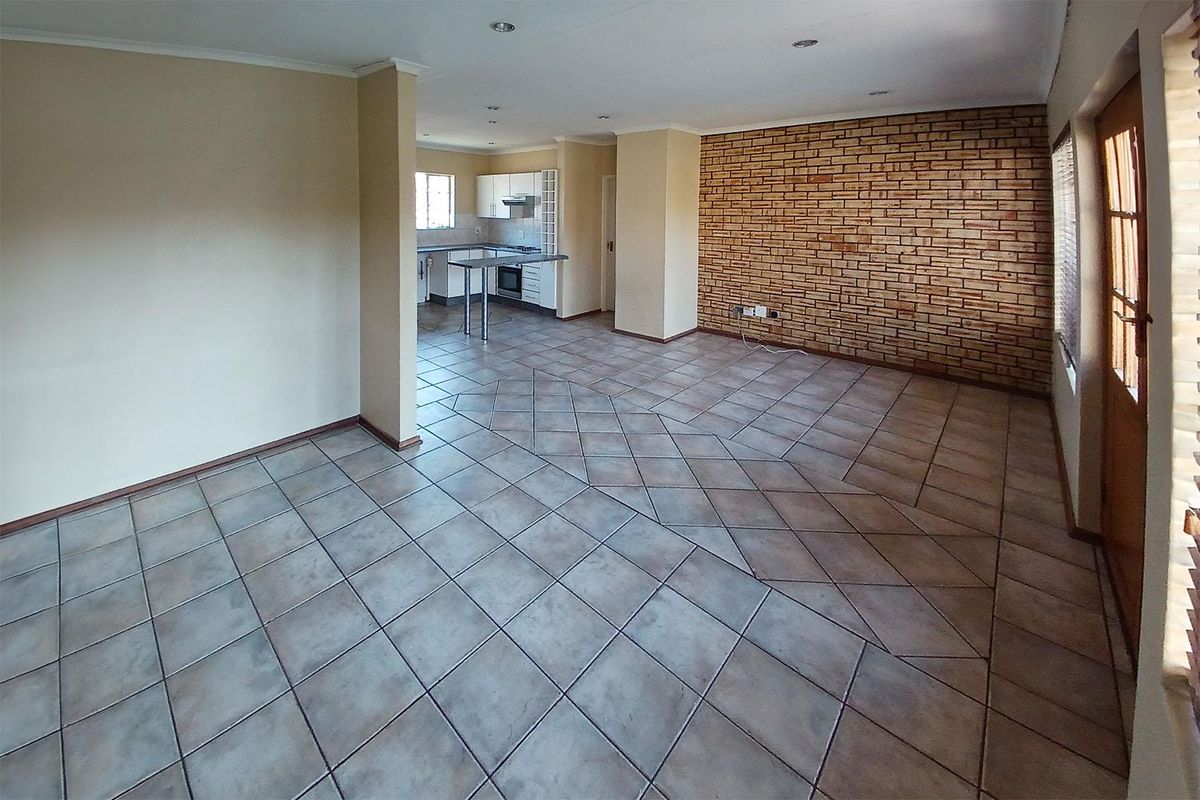 Charming 3-Bedroom Townhouse in Glen Erasmia – Move-In Ready! - Photo 4