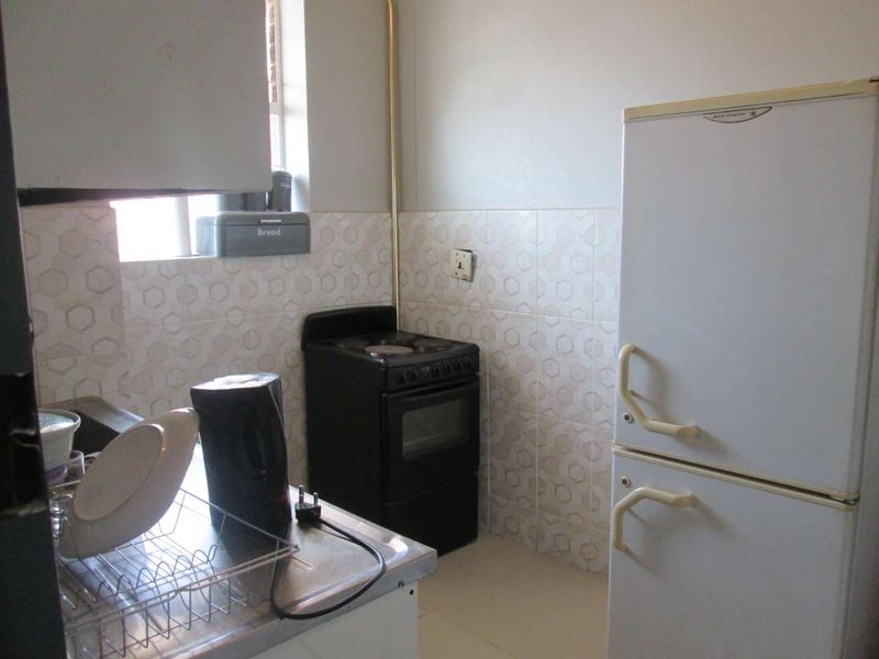 VERY NEAT AND BEAUTIFUL [ 1.5 ] ONE AND HALF BEDROOMS APARTMENT FOR SALE IN SUNNYSIDE PRETORIA BARGAIN . - Photo 4