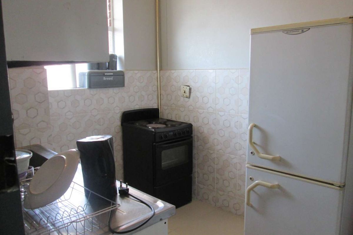VERY NEAT AND BEAUTIFUL [ 1.5 ] ONE AND HALF BEDROOMS APARTMENT FOR SALE IN SUNNYSIDE PRETORIA BARGAIN . - Photo 4