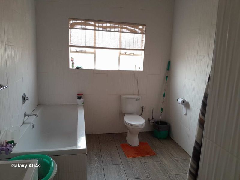 - One full bathroom COUNTRY LIFE | SMALLHOLDING |TWO BOREHOLES | JOJO STORAGE TANK | SOLAR GEYSERS - Photo 9