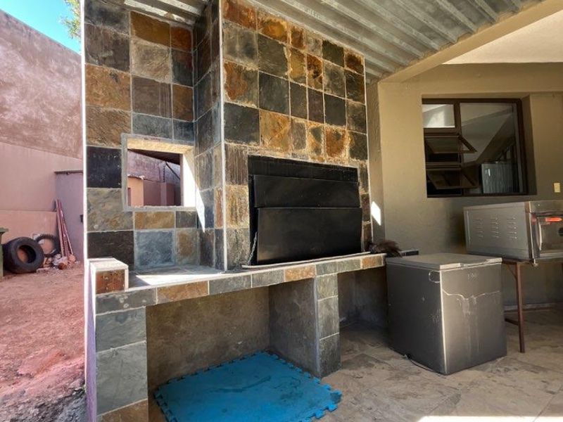 🏛️ FOR SALE | AUASBLICK Double STORY LUXURY HOME Erf Size 750 square meters N$8,454 000 | Excl. costs  6 Bed | 3 Bath | 3 living Areas | - Photo 5