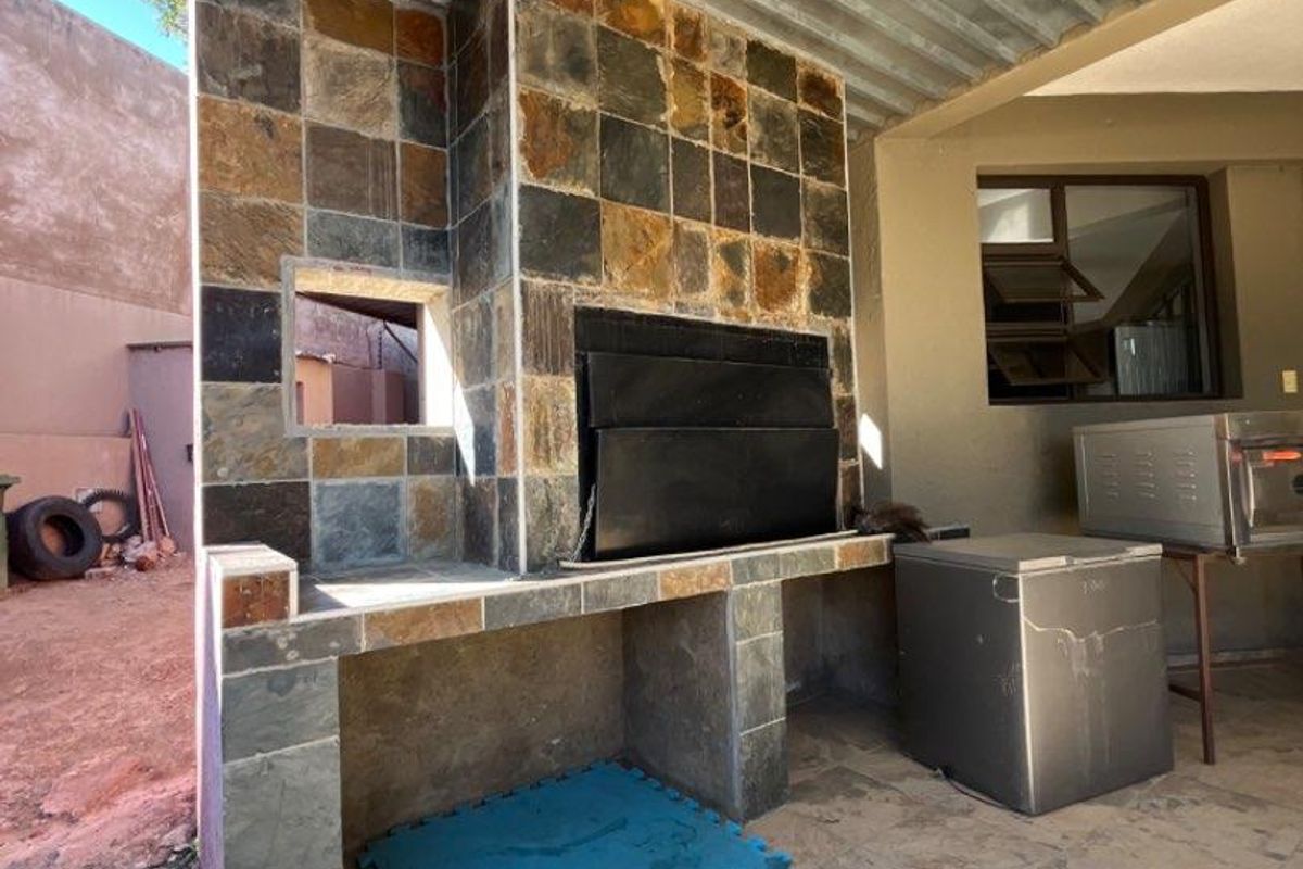 🏛️ FOR SALE | AUASBLICK Double STORY LUXURY HOME Erf Size 750 square meters N$8,454 000 | Excl. costs  6 Bed | 3 Bath | 3 living Areas | - Photo 5
