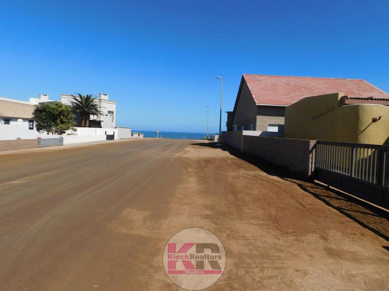 Double-Storey Home in Henties Bay + Flat - Photo 10