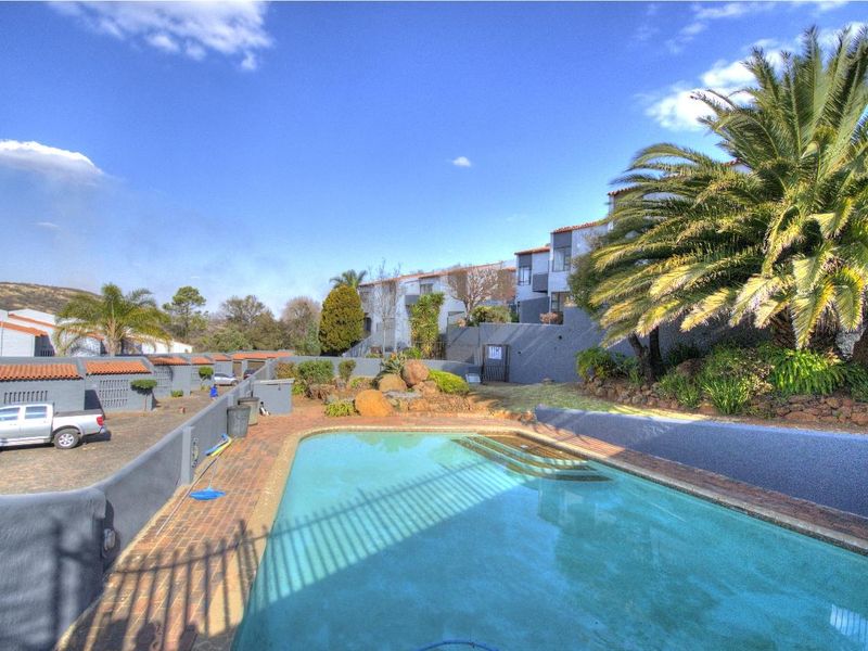 Views for Africa- 3 bed 2 bath duplex! - Photo 5