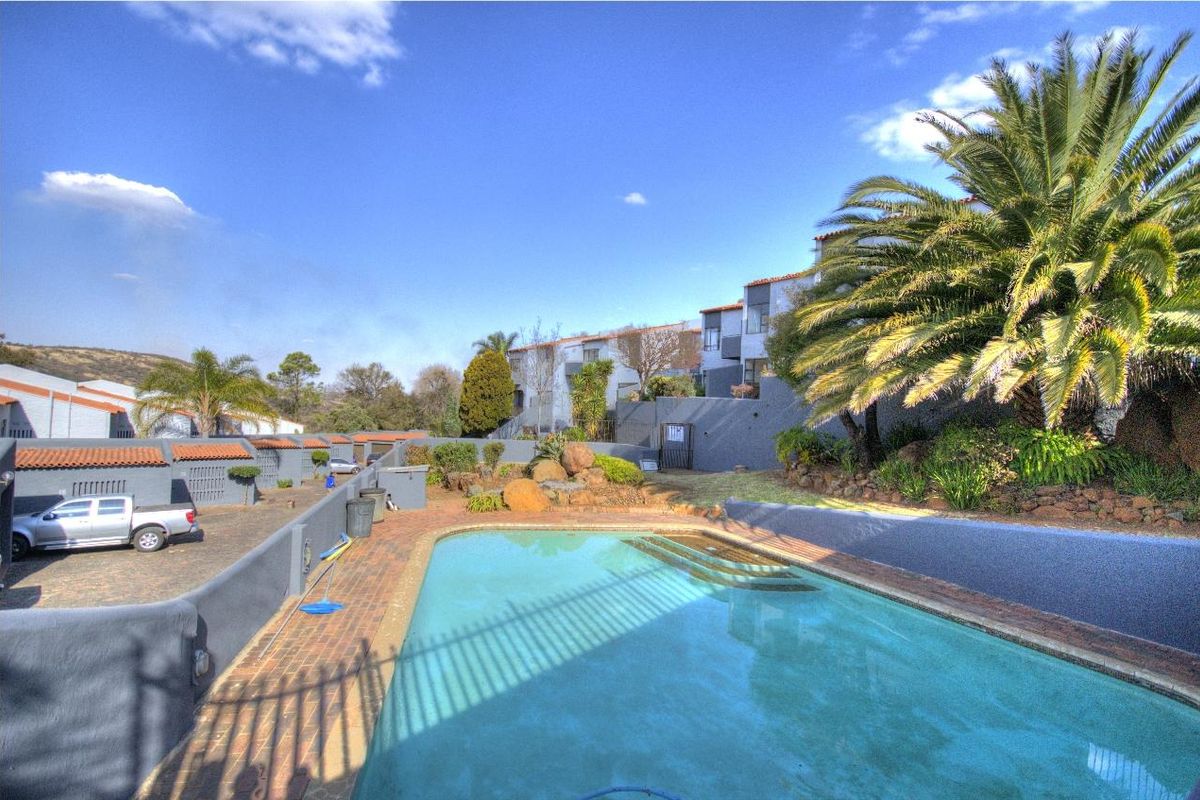 Views for Africa- 3 bed 2 bath duplex! - Photo 5