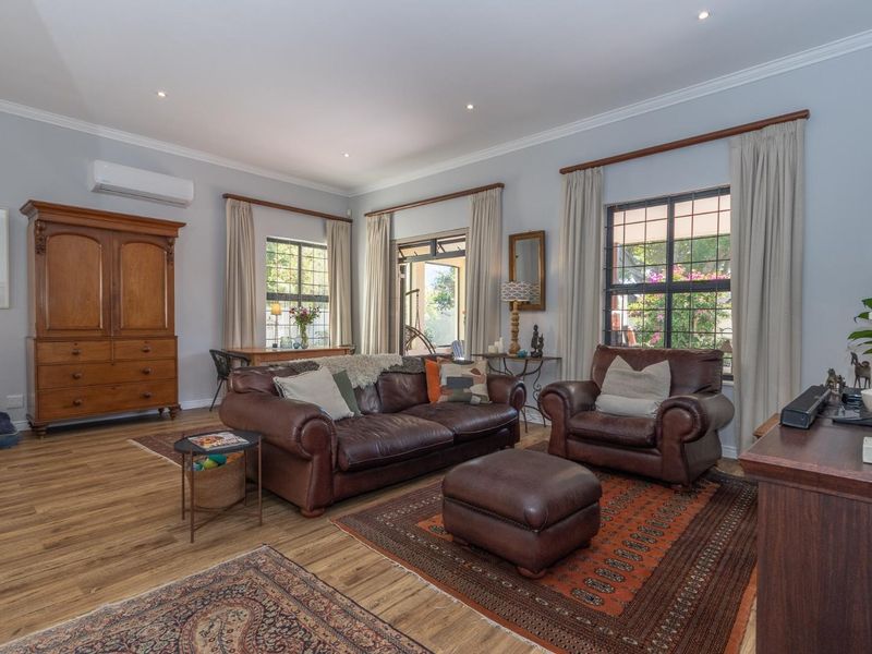 Elegant Home Perfectly Positioned For Privacy - Photo 9