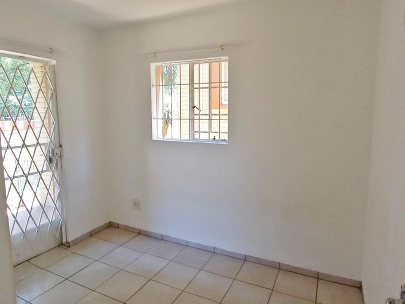 Charming Ground Floor Pet-Friendly Unit in Secure Complex - Photo 8