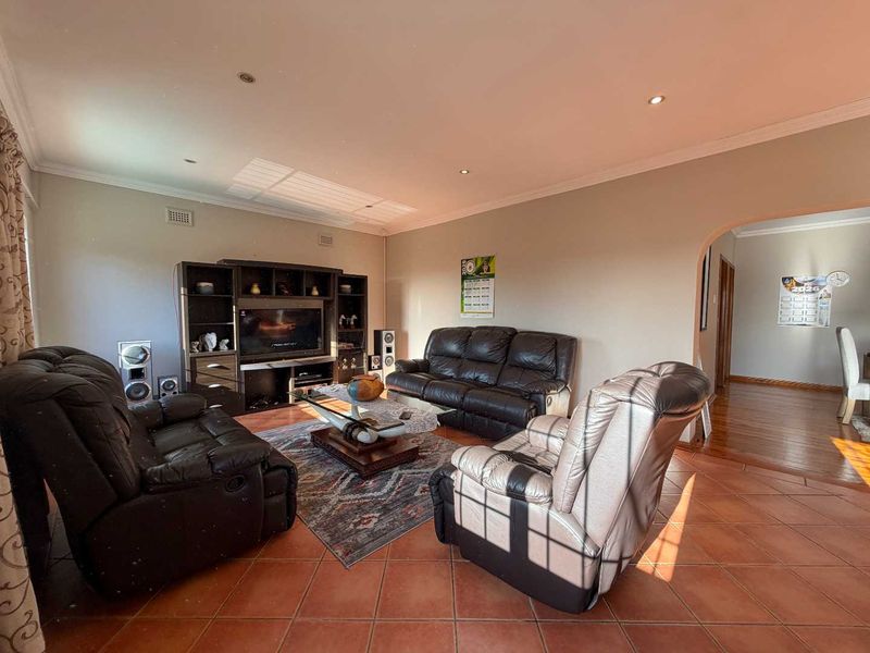 Hendra - Spacious Family Living with Income-Generating Cottage - Photo 5