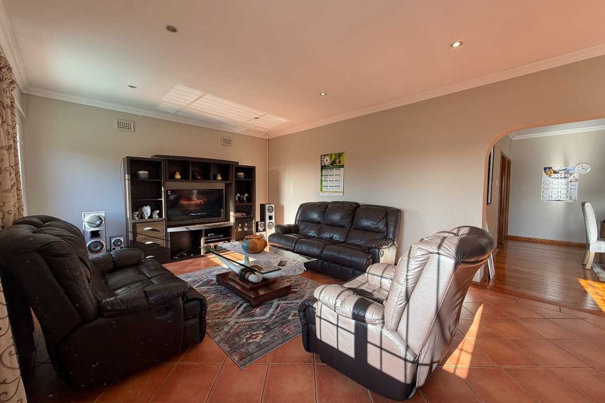 Hendra - Spacious Family Living with Income-Generating Cottage - Photo 5