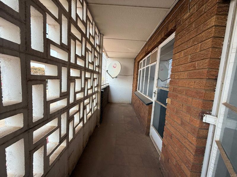 Spacious 2-Bedroom Upstairs Unit – Prime Location - Photo 9