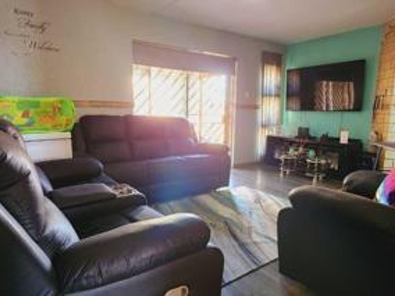 Ground floor PLUS private garden - Photo 3