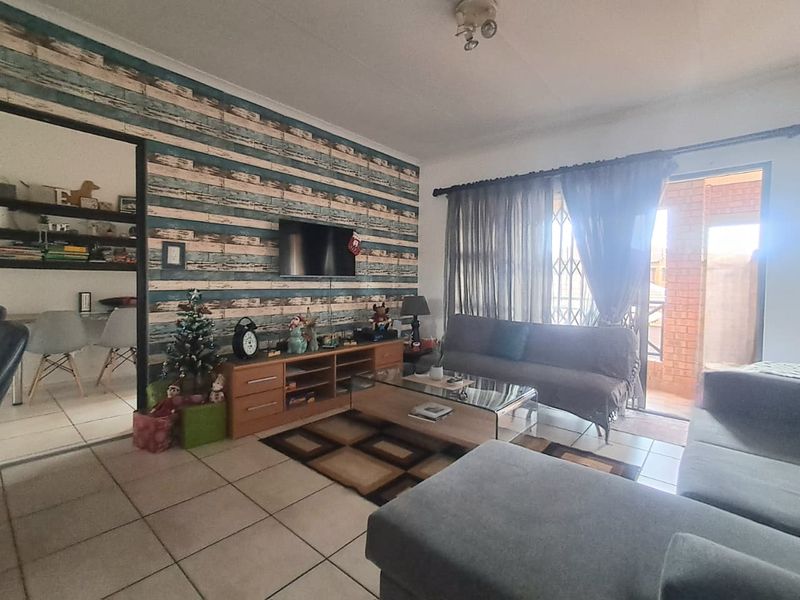 2 Bedroom Upstairs Unit for Sale in Meyersdal - Photo 2