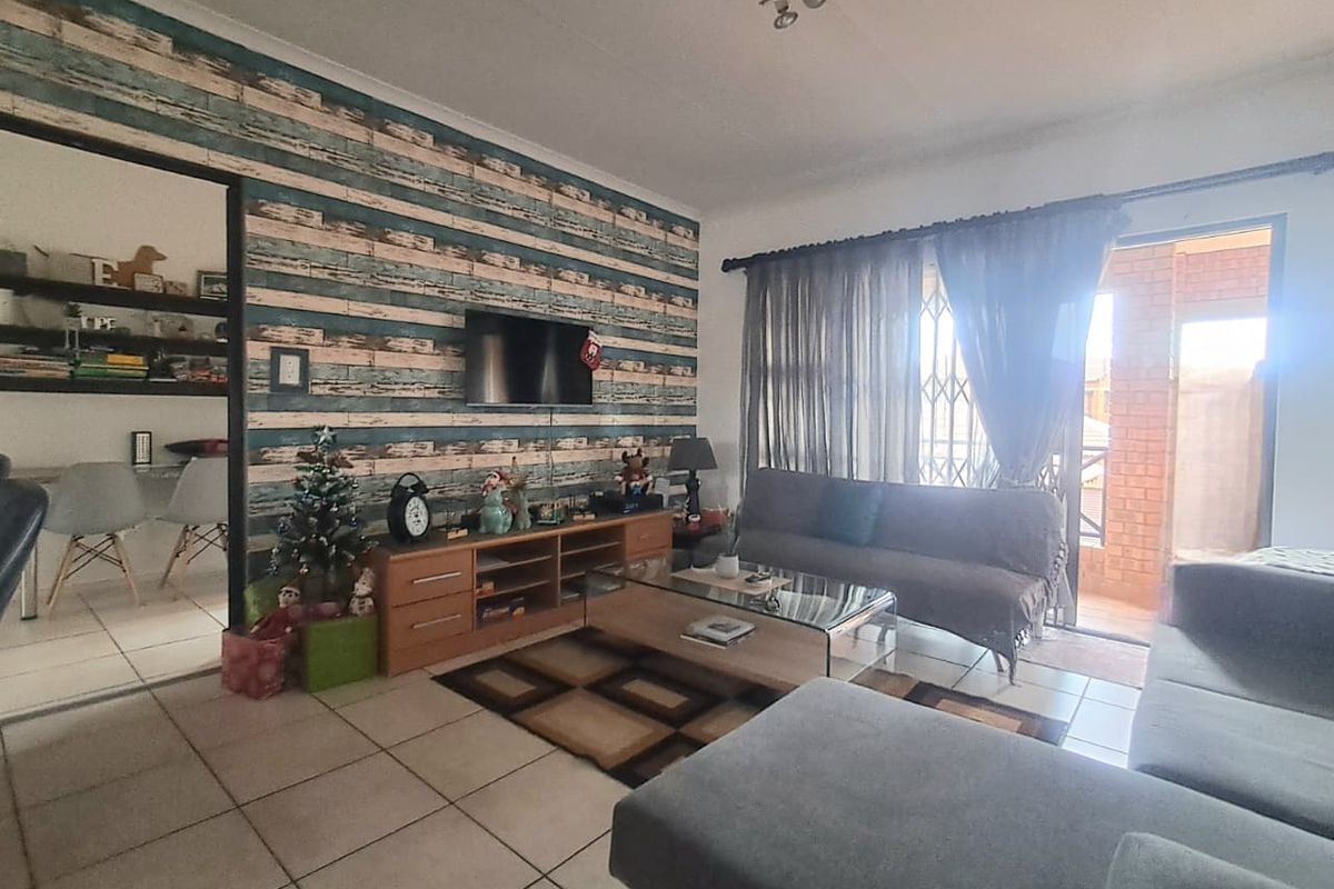 2 Bedroom Upstairs Unit for Sale in Meyersdal - Photo 2