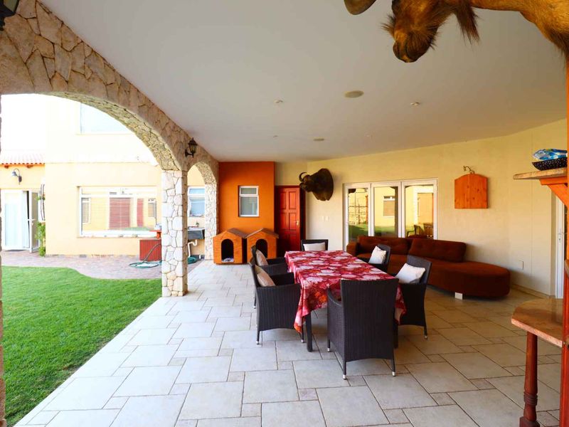 Luxury Family Home with Heated Indoor Pool, Sauna, and Private Garden - Rössmund, Namibia - Photo 7
