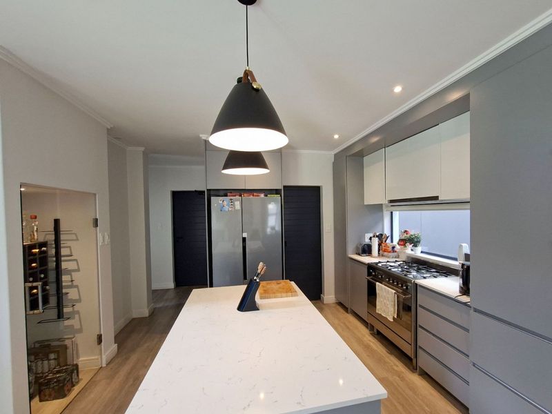 Stunning 3 bedroom, 3.5 bathroom cluster available in Bryanston - Photo 3