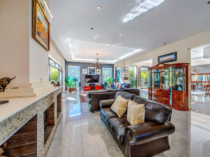 Indulge in the ultimate entertainment experience with a spacious bar and rooftop area - Photo 9