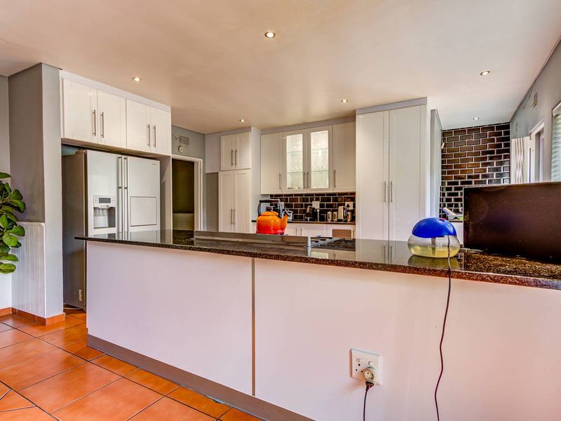 Hidden gem in a perfect location - Photo 8