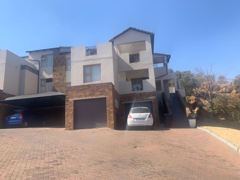 Secured 2 bedroom apartment in a complex - Photo 3