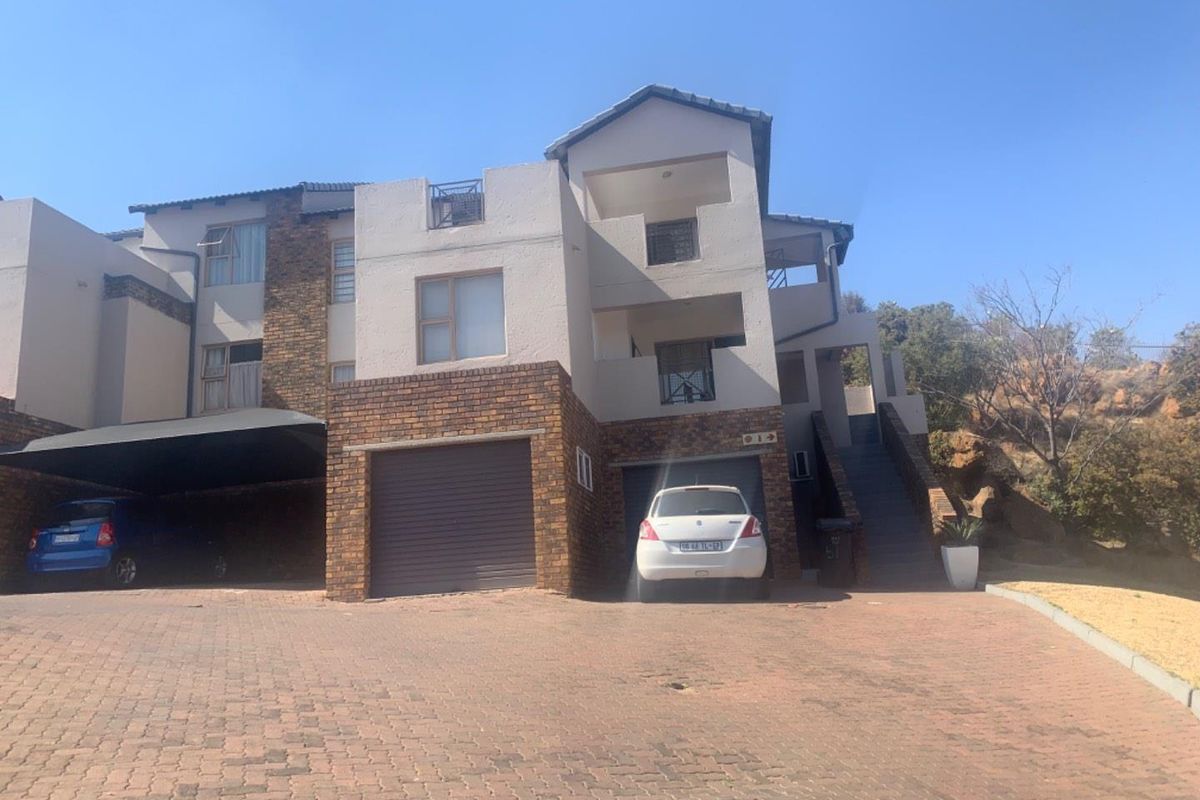 Secured 2 bedroom apartment in a complex - Photo 3