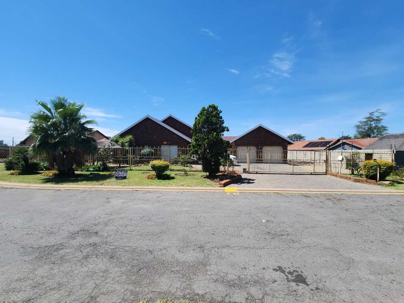 The perfect extra-large family home. - Photo 3