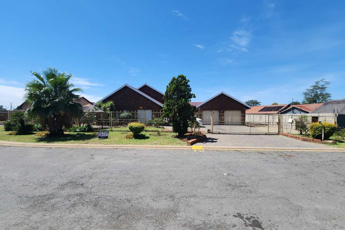 The perfect extra-large family home. - Photo 3