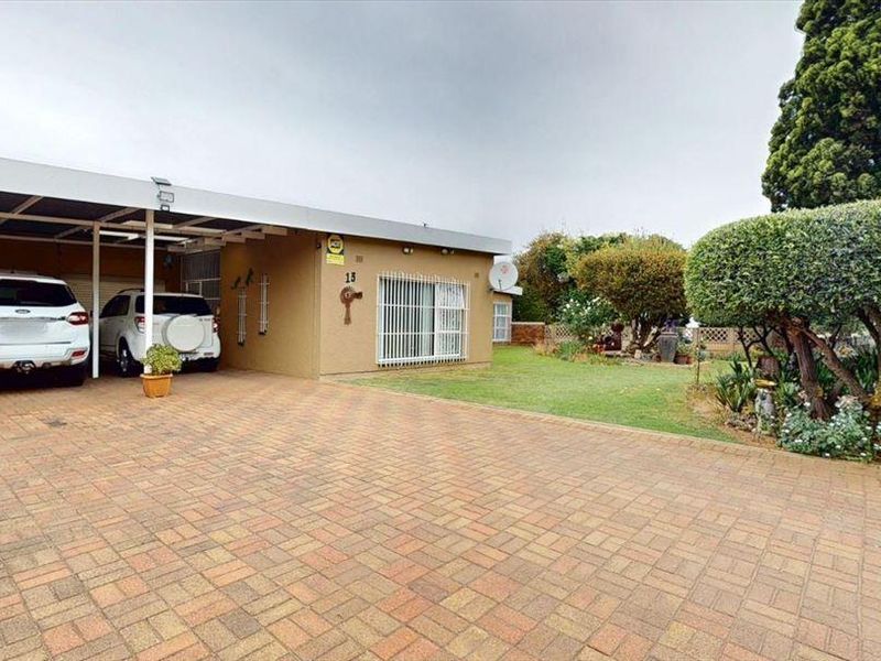 Spacious, well maintained home - Photo 4