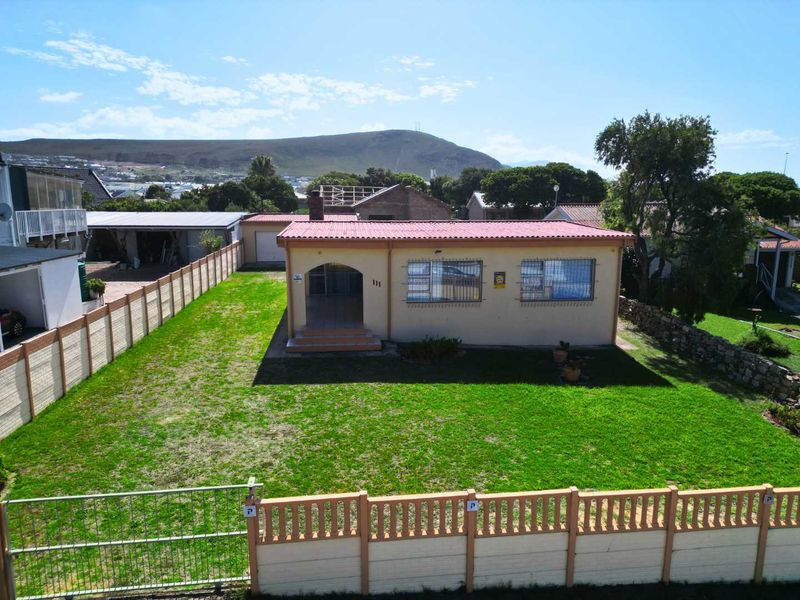 Charming Family Home in Sandbaai - Photo 3