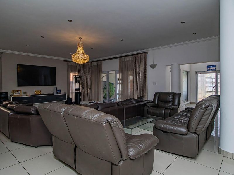 Luxury Living in La Como Estate: Spacious Home with Splash Pool - Photo 2