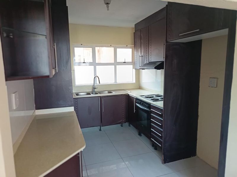 3. Family-Friendly 2-Bedroom Near Schools & Transport Links! - Photo 3
