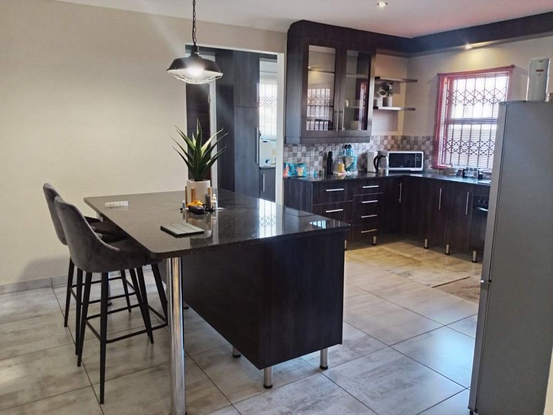 Spacious Living & Family Fun - Photo 2