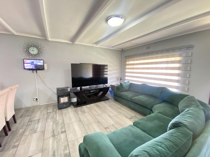 MOVE-IN READY RENOVATED GEM! - Photo 6