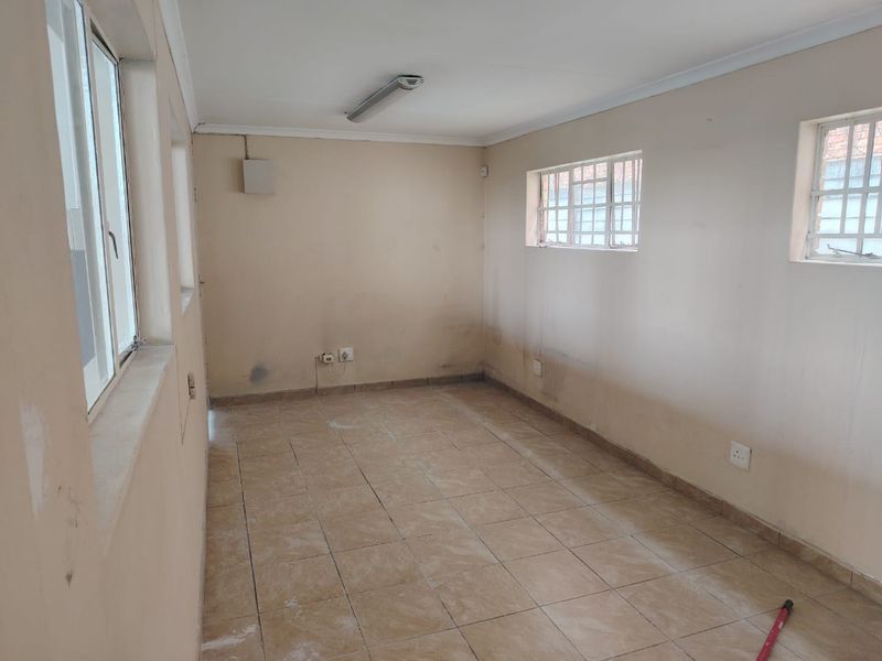 Neat Newly painted 230m2 Factory to let - Photo 5