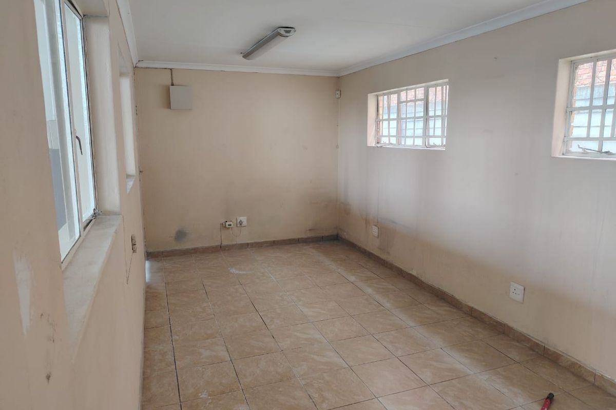 Neat Newly painted 230m2 Factory to let - Photo 5