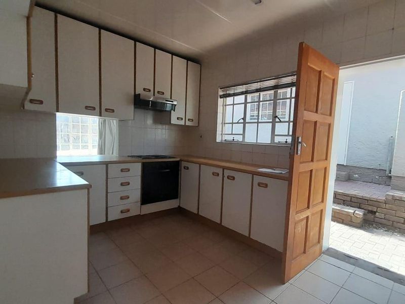 Lovely Glen Marais home in boomed area - Photo 9