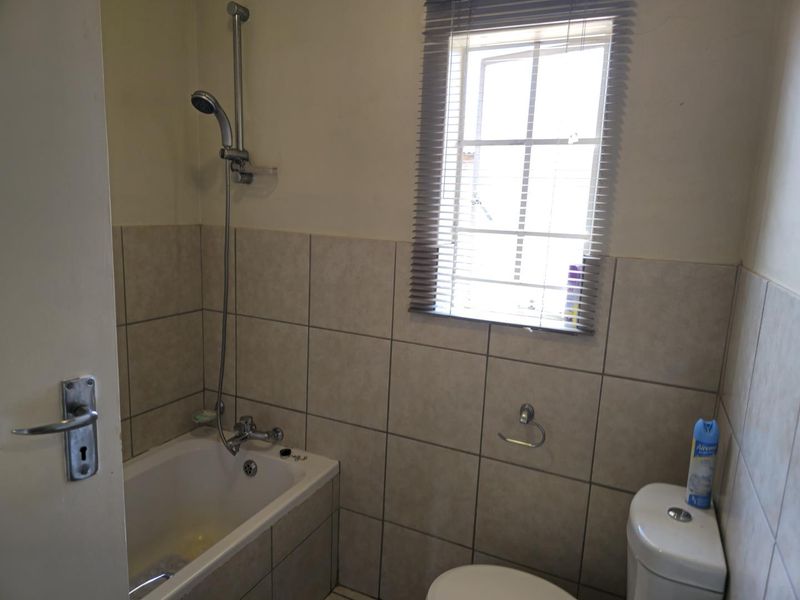 Charming 3-Bedroom Townhouse in The Orchards - Photo 4