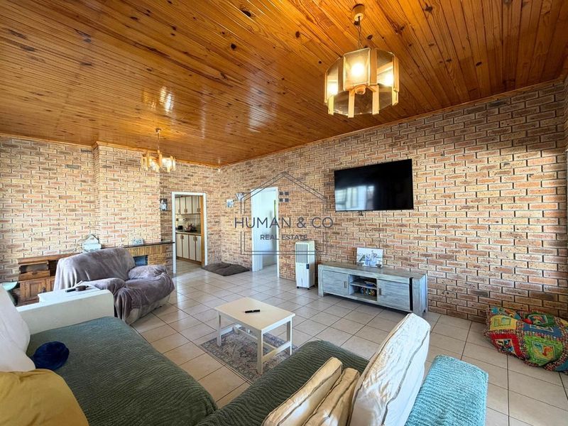 Spacious Family Home + 2-Bed Flat - Photo 3