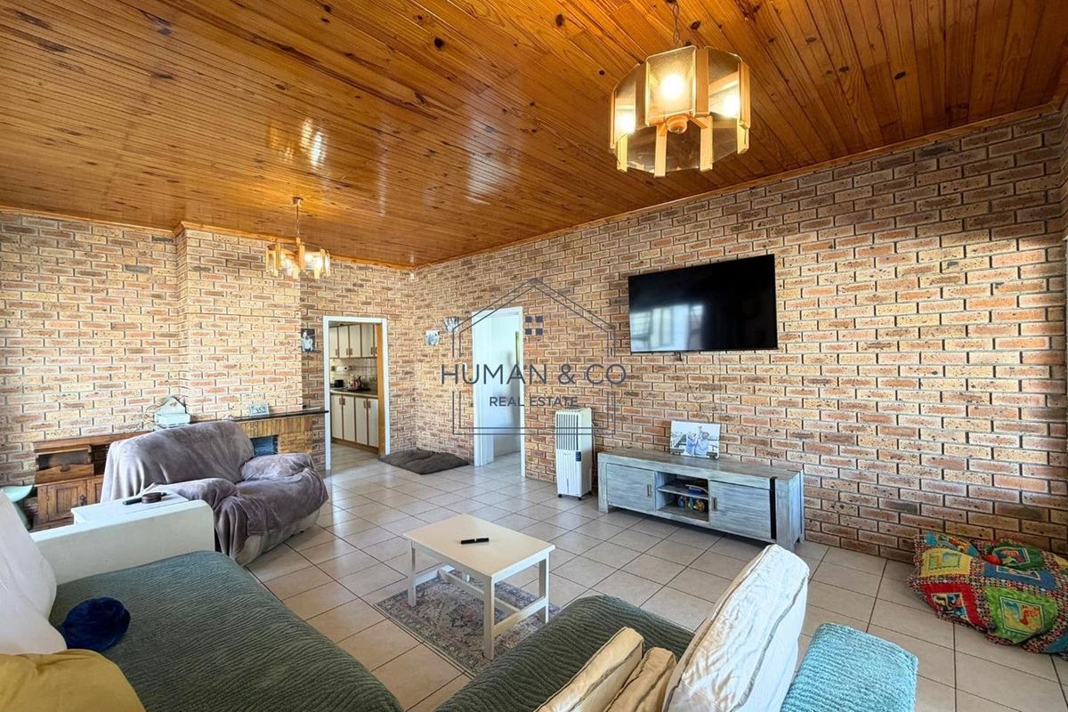 Spacious Family Home + 2-Bed Flat - Photo 3