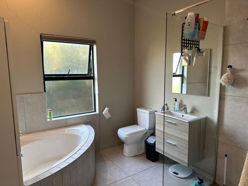 Spacious family Home - Photo 10