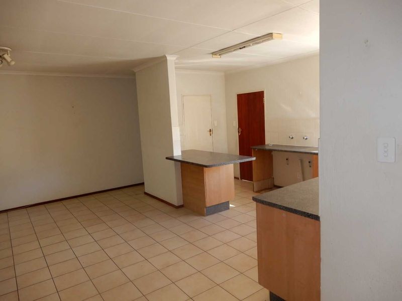 A spacious 2-bedroom freehold cluster home situated in a secure estate in  Douglasdale. - Photo 4