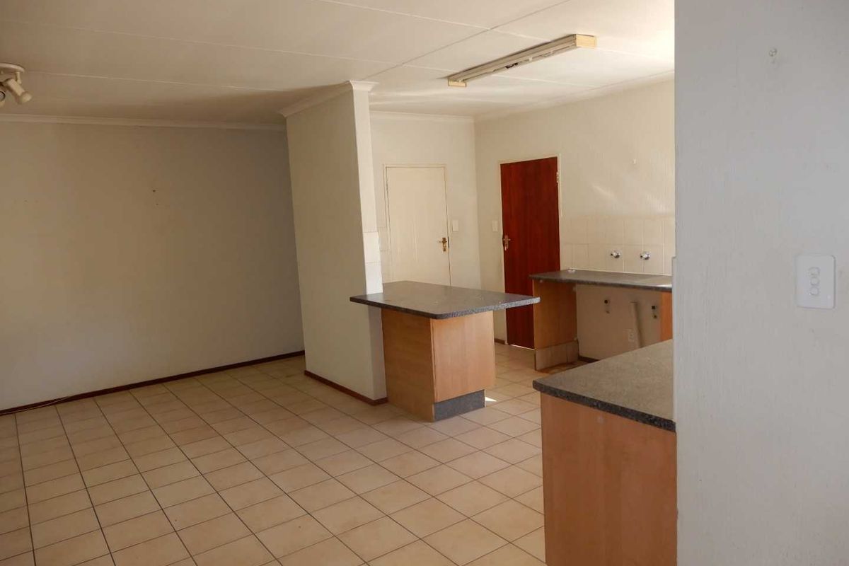 A spacious 2-bedroom freehold cluster home situated in a secure estate in  Douglasdale. - Photo 4