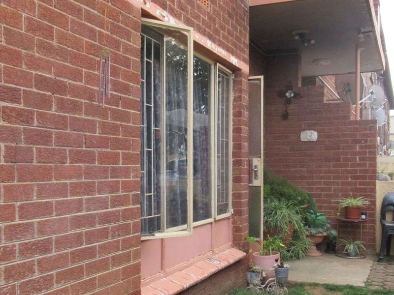 This starter home is perfect for young professionals or for a small family. - Photo 6