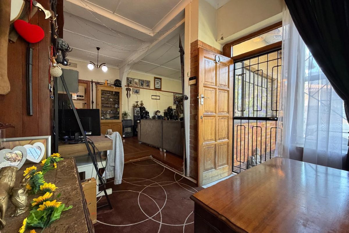 Charming Property with Income-Generating Potential in Regents Park, Johannesburg South - Photo 3