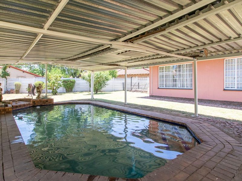 Charming Family Home with Pool & Garden in Mackenzie Park! - Photo 6