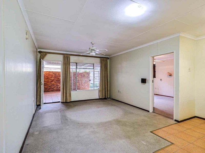 RETIRE IN COMFORT, SECURITY & PEACE OF MIND - CHARMING 1-BEDROOM HOME IN LYNNWOOD RETIREMENT VILLAGE - Photo 7