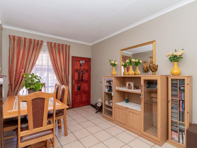 Spacious 3-Bedroom Townhouse with Entertainment Area in Norkem Park - Photo 3